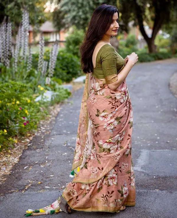 Linen_Saree_with_Digital_Print_and_Unstitched_Blouse_Piece